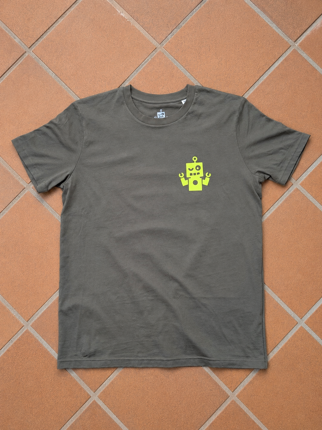 Camiseta kaki - logo amarillo flúor