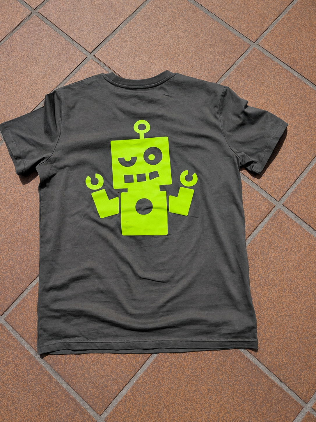 Camiseta kaki - logo amarillo flúor
