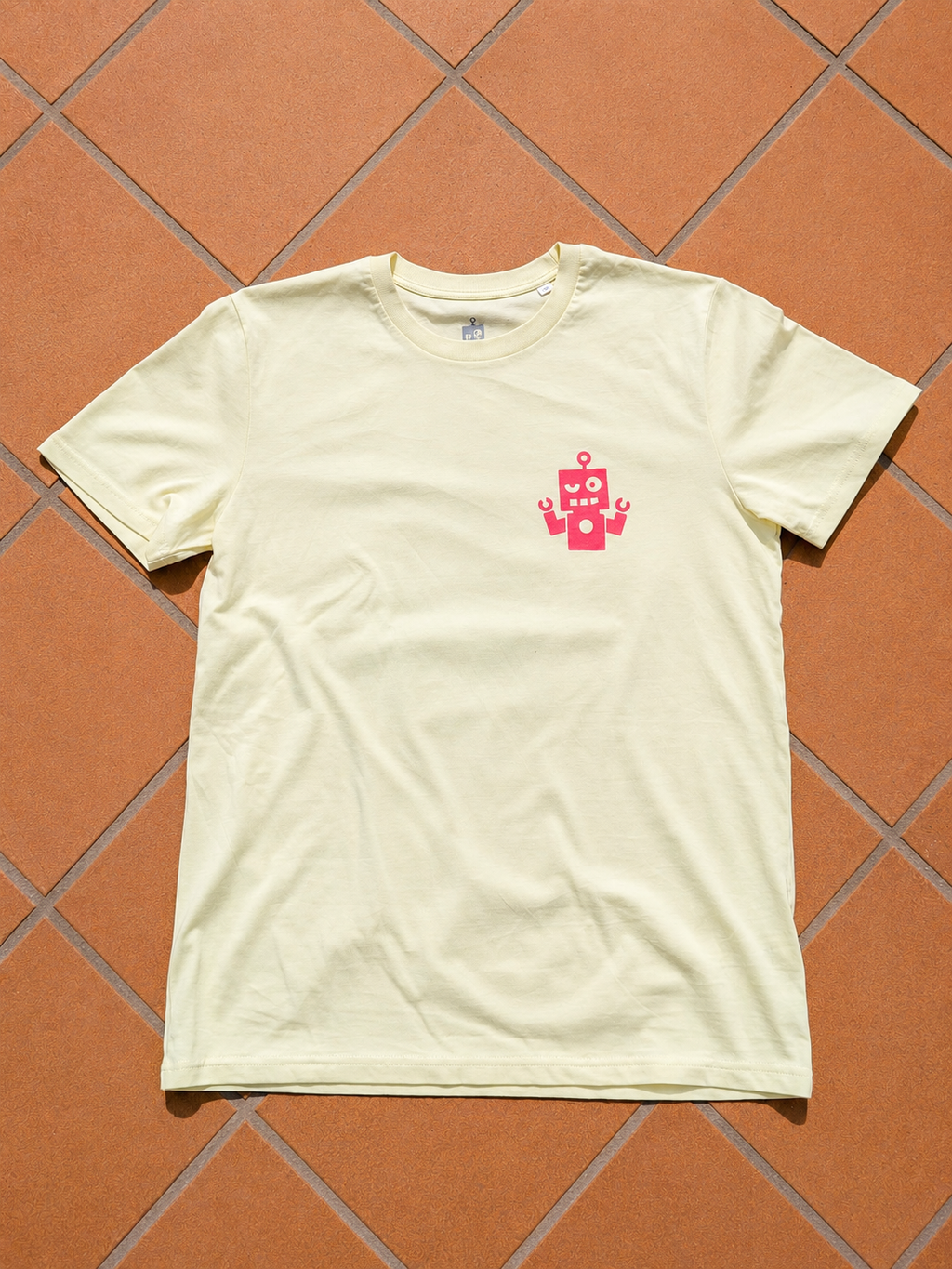 Camiseta amarilla - logo rosa flúor