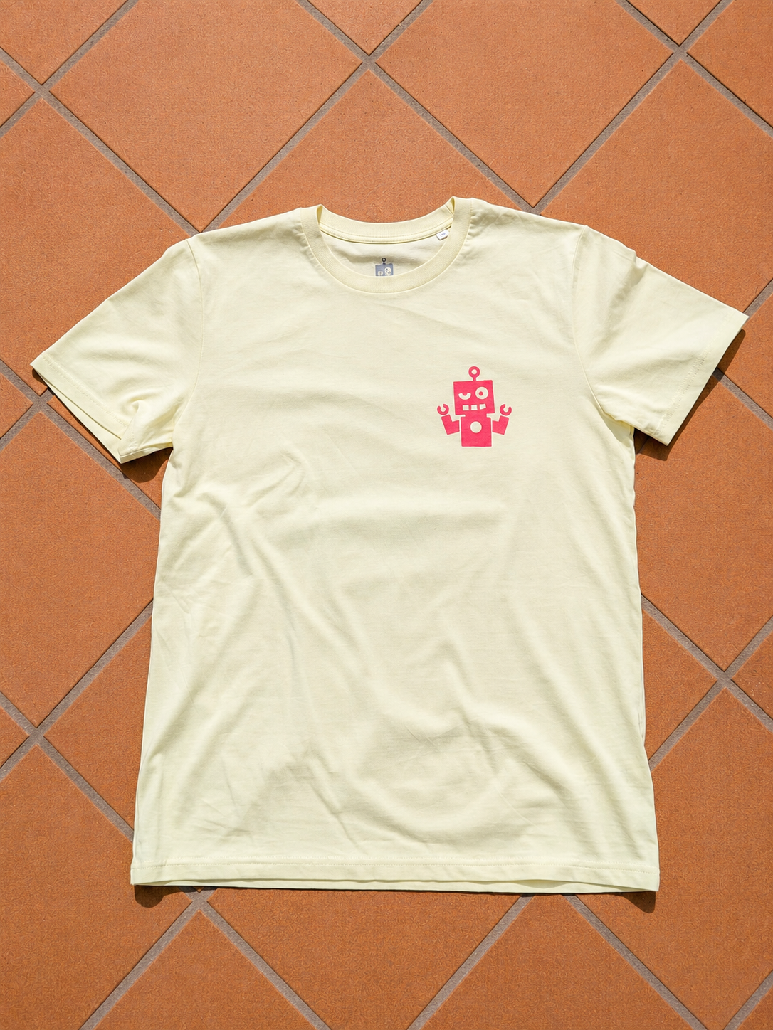 Camiseta amarilla - logo rosa flúor