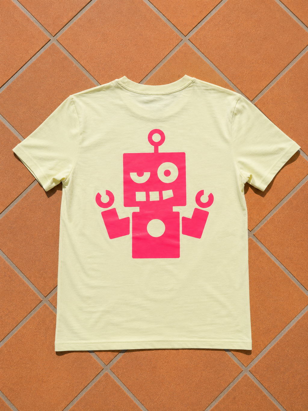 Camiseta amarilla - logo rosa flúor