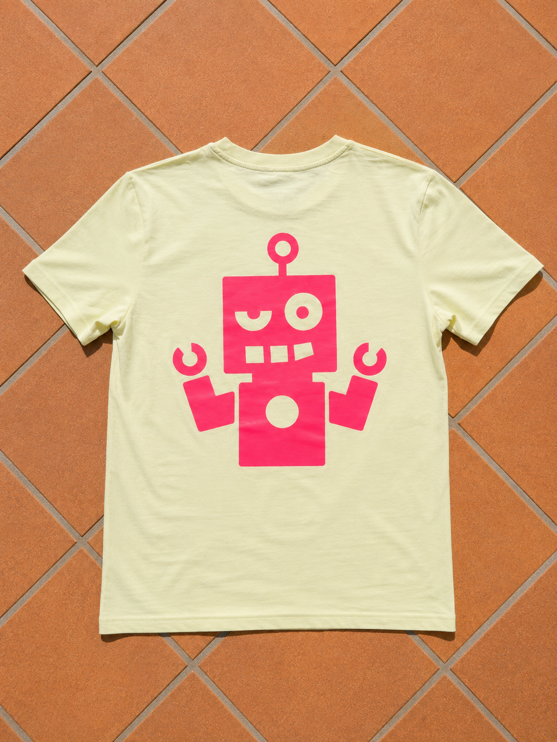 Camiseta amarilla - logo rosa flúor