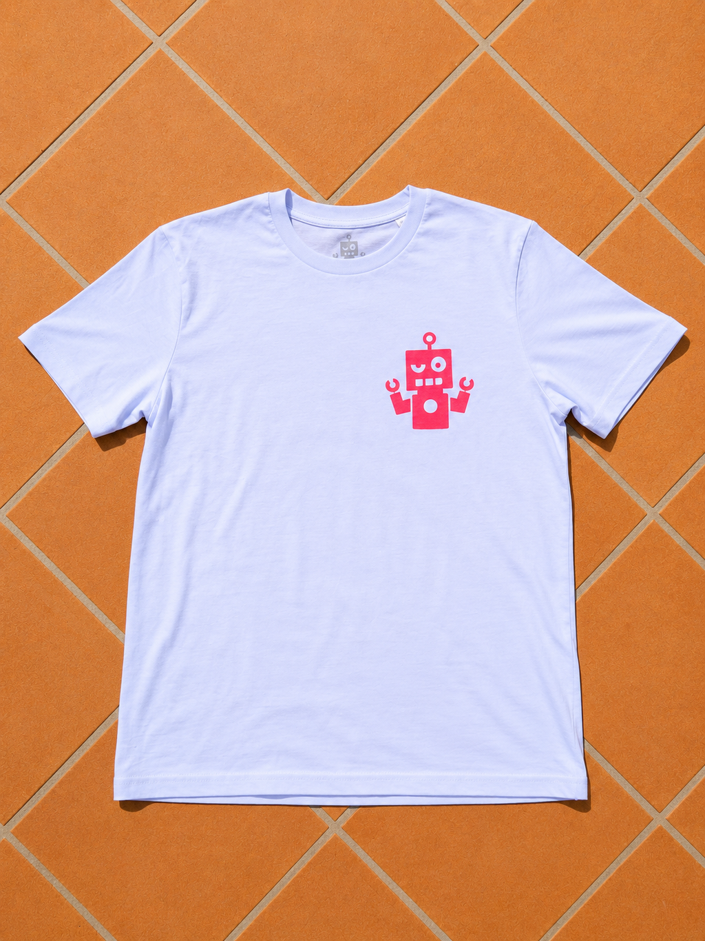 Camiseta blanca - logo rosa flúor
