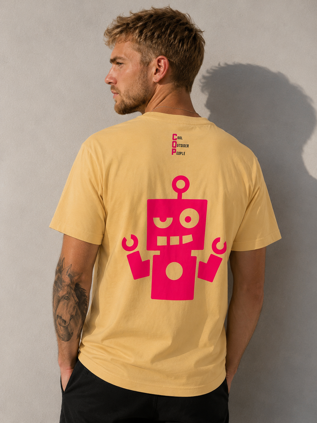 Camiseta Amarilla- logo rosa