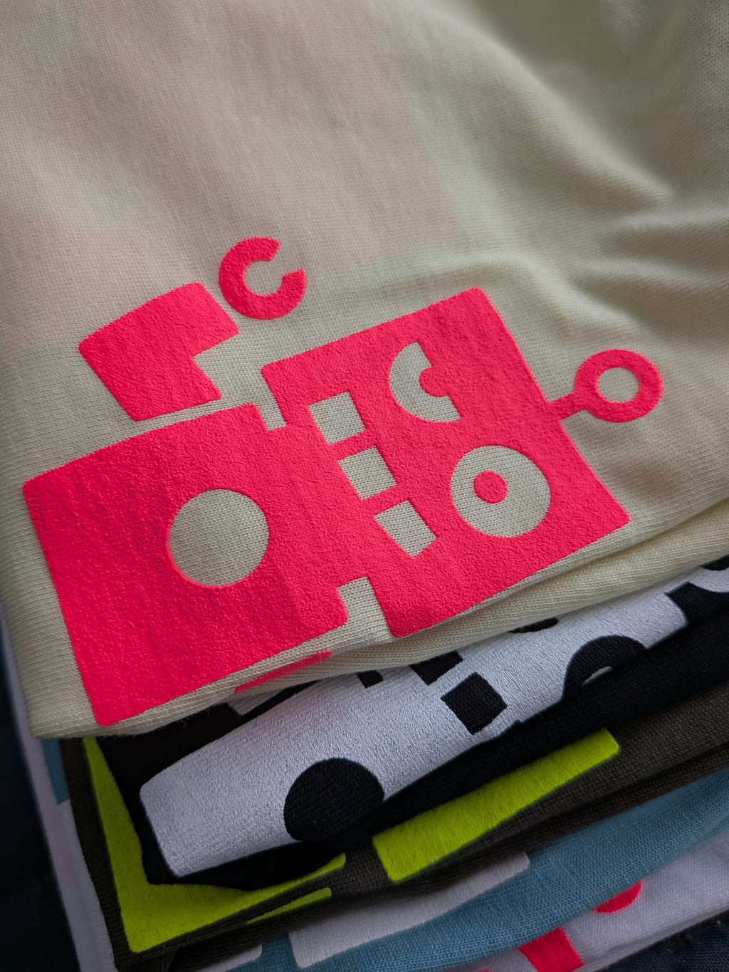 Camiseta amarilla - logo rosa flúor