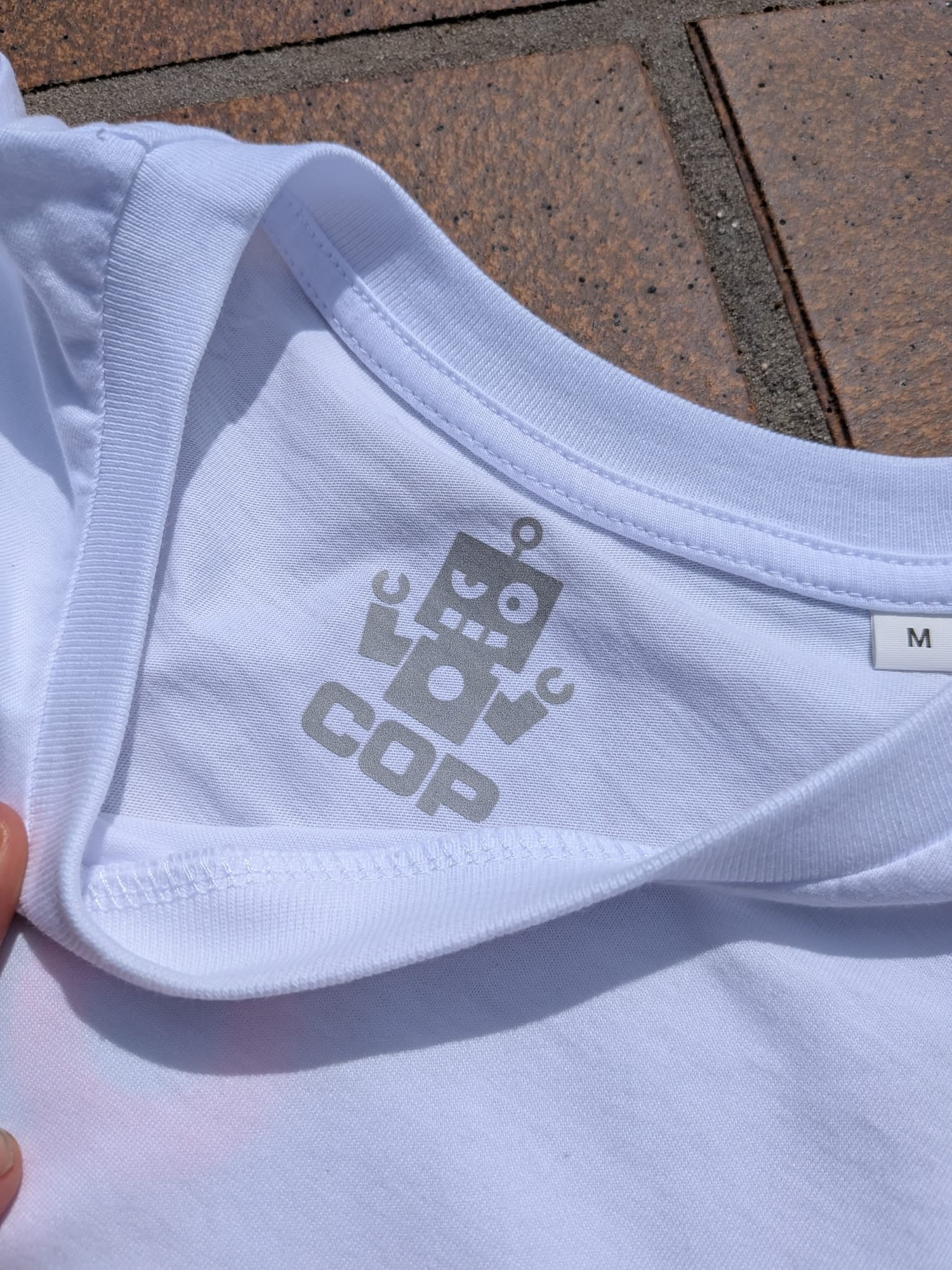 Camiseta blanca - logo rosa flúor