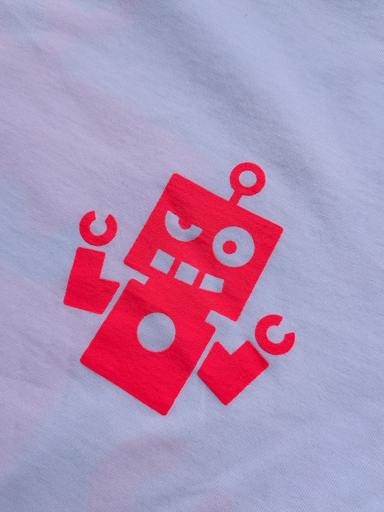 Camiseta blanca - logo rosa flúor