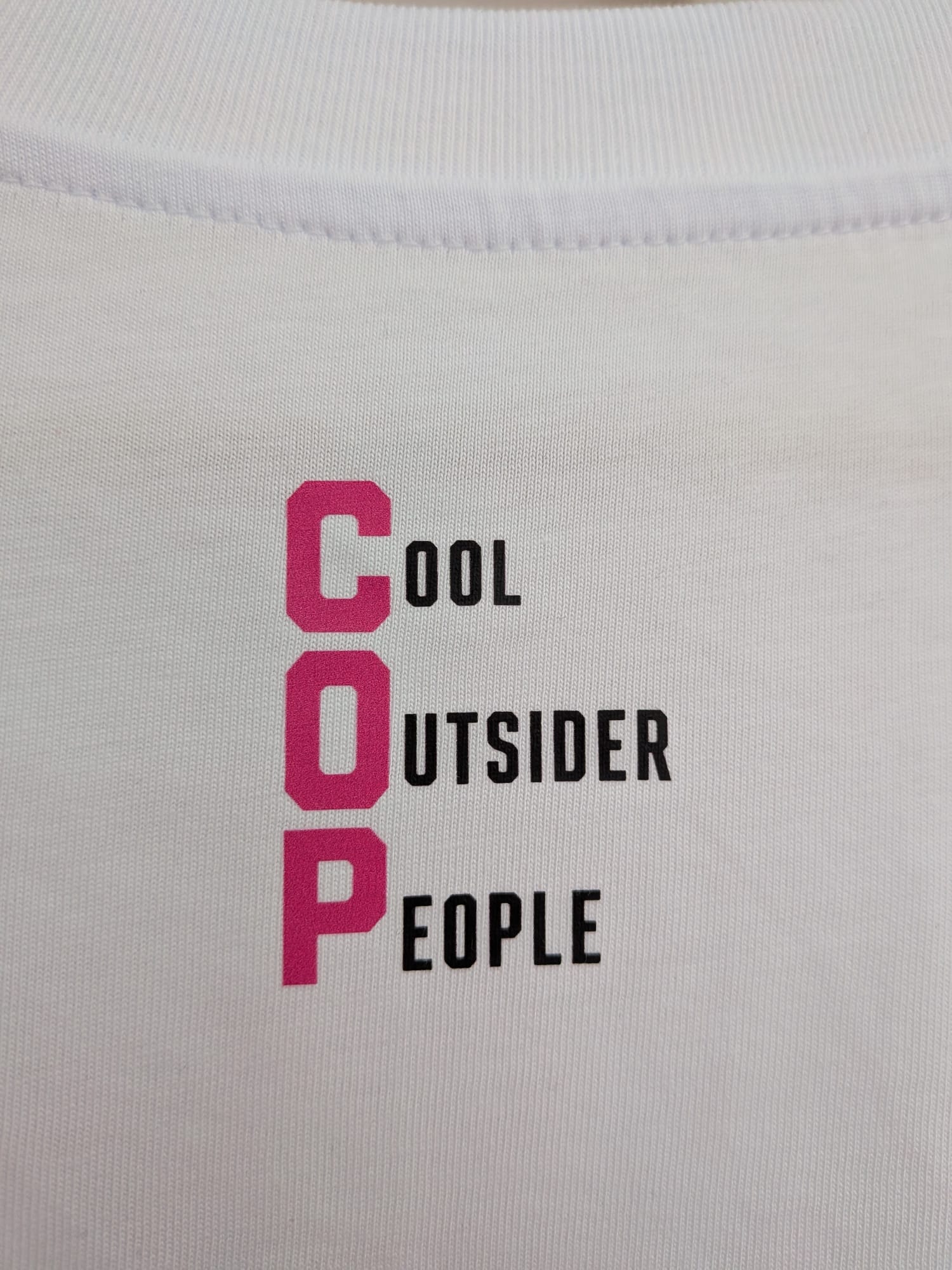 Camiseta blanca - logo rosa flúor